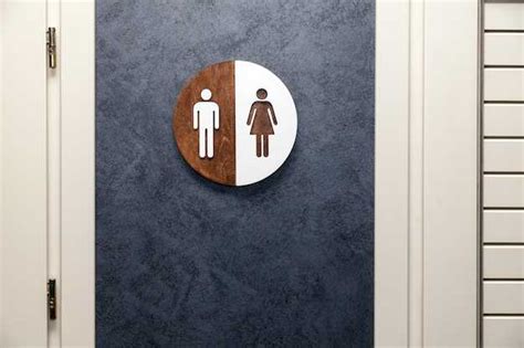  Exploring the Psychological Significance of Public Restrooms in Dreams 