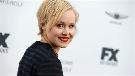 Alison Pill: Early Life and Education