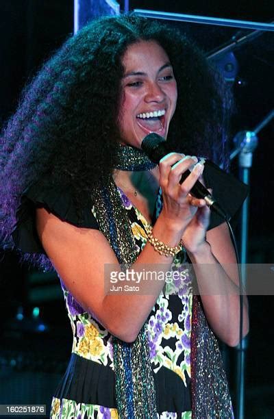 Amel Larrieux's Height