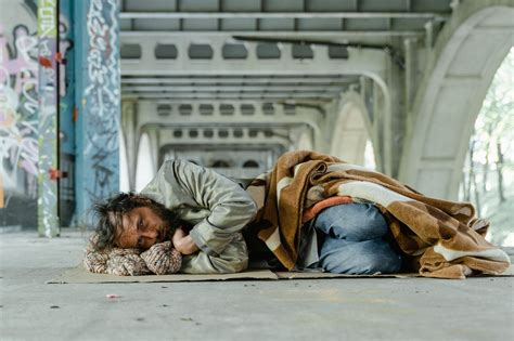 Analyzing Personal Connections in Dreams of Facing Homelessness