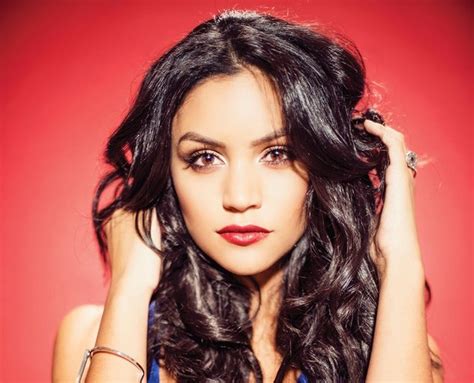 Bianca Santos Biography