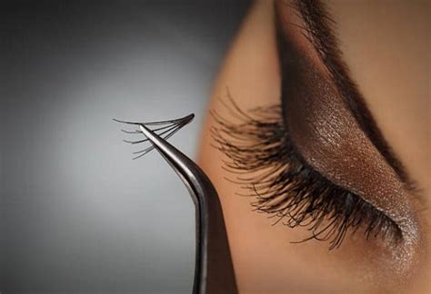 Choosing the Right Brush: Enhancing Your Lash Game