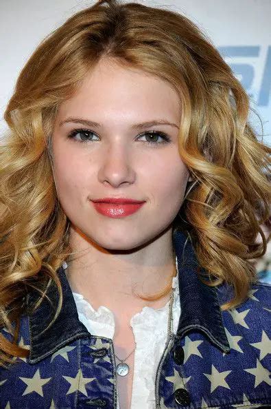 Claudia Lee: Physical Features and Measurements