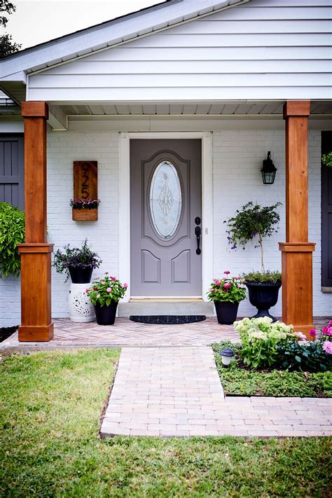 Curb Appeal: Enhancing Your Home's Value with an Eye-Catching Entryway