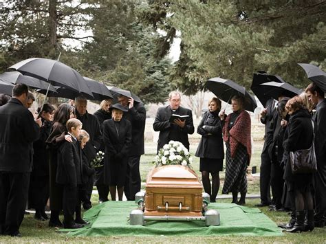 Decoding the Significance of Attending the Funeral Ceremony of a Loved One in One's Dreams