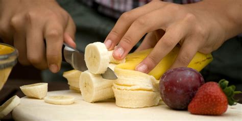 Decoding the Significance of Slicing Bananas in Oneiric Experiences