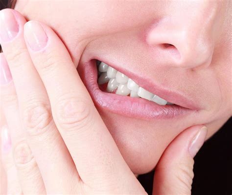 Decoding the Signs: Common Symptoms of Jaw Swelling