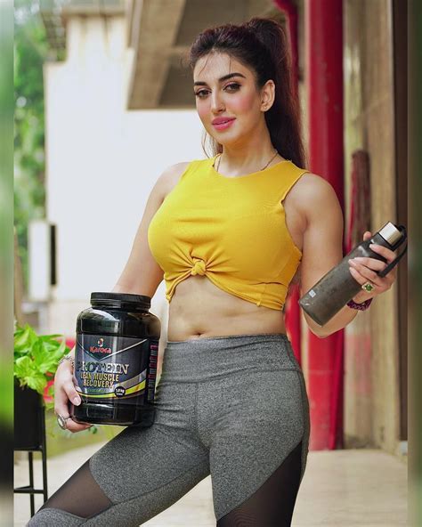 Discover Surbhi Mahendru's Age and Physique