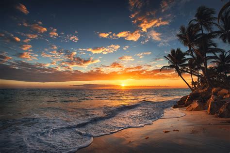 Discover the Tranquility of Beachside Sunrises and Sunsets