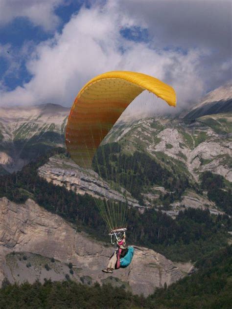 Discovering the Freedom of Paragliding