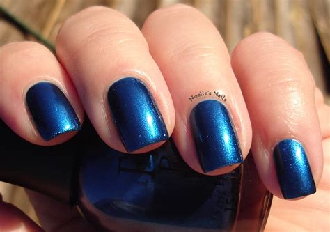 Discovering the Impact of Wearing Azure Nail Lacquer