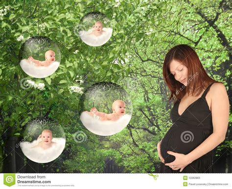 Diverse Explanations for the Pursuit Experience in Expectant Mother's Dreams