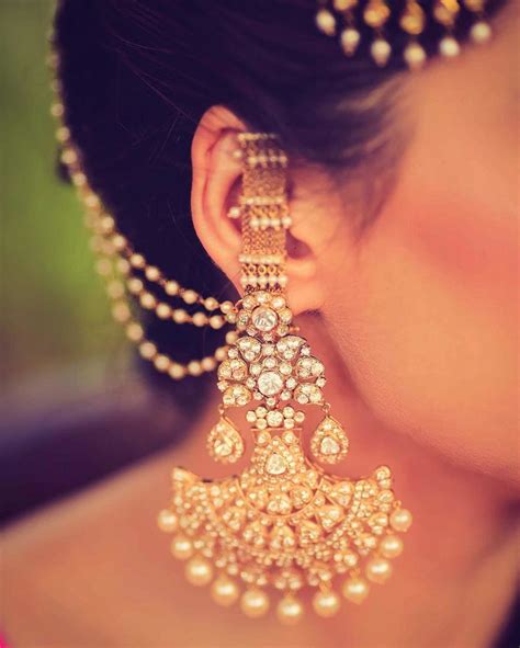 Dreaming of Receiving Ornate Gold Earrings: Decoding the Significance and Expounding its Meaning
