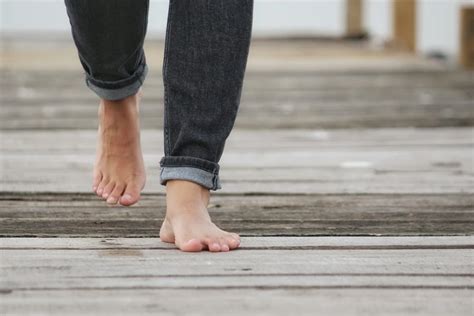 Dreams of Observing Someone Walking Barefoot: Significance and Symbolism