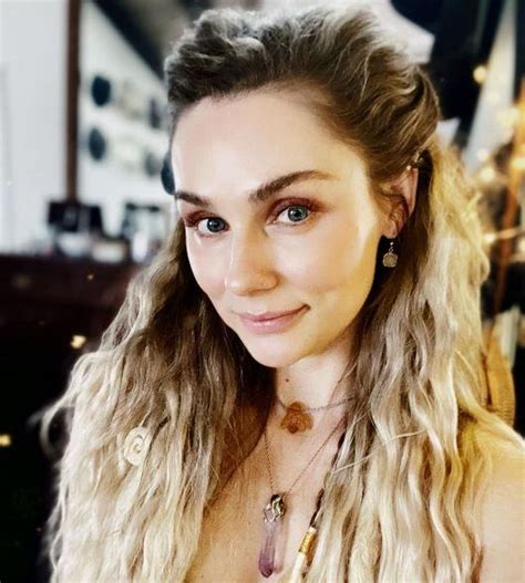 Early Life and Background of Clare Bowen