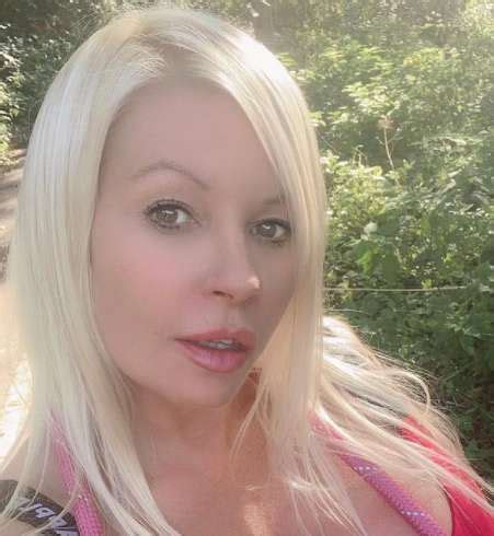 Early Life and Education of Michelle Thorne