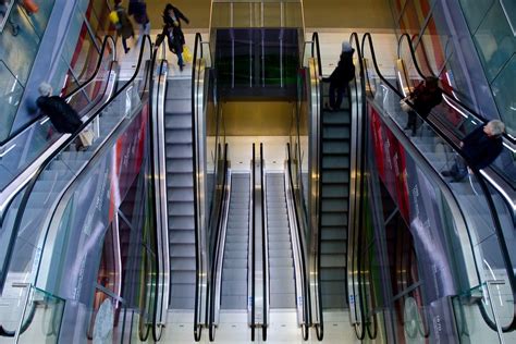 Escalators and Fear: Exploring Anxiety-Linked Symbolism in Dreams