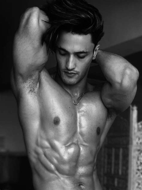 Explore Asim Riaz's physique details