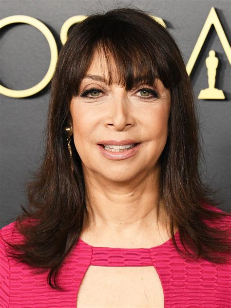 Explore Illeana Douglas's Height and Weight