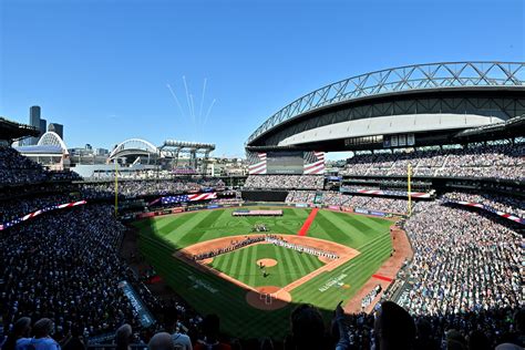 Exploring Baseball Stadiums Across the Country: From Fenway Park to Dodger Stadium