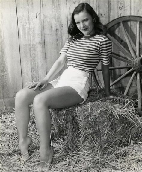 Exploring Ella Raines' Physique and Fashion