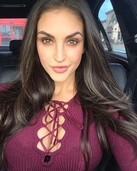 Exploring Jaclyn Swedberg's Distinctive Fashion Sense