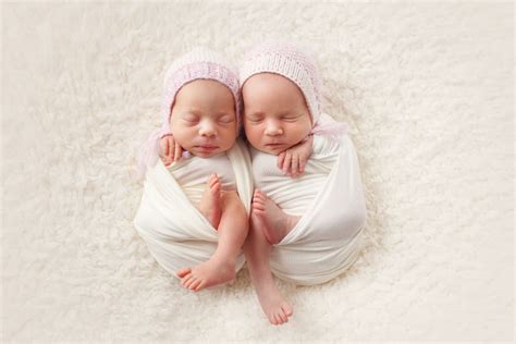 Exploring the Meaning behind Dreams about Birthing Twins: A Profound Examination