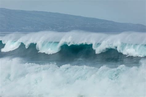 Exploring the Significance of Waves in Dreams and Their Interpretations