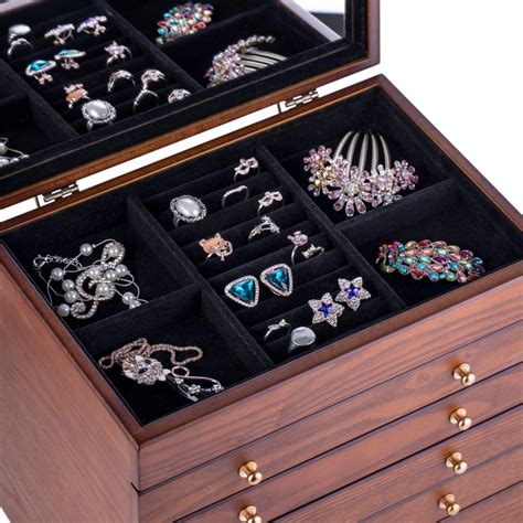 Factors to Consider When Selecting an Ideal Jewelry Storage Case