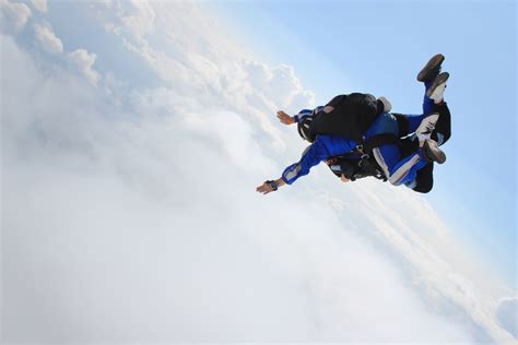 Finding the Perfect Parachuting School: Essential Tips for Beginners