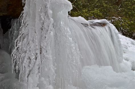 Frozen Cascades: Deciphering the Enigma of Skyward Descending Icicles