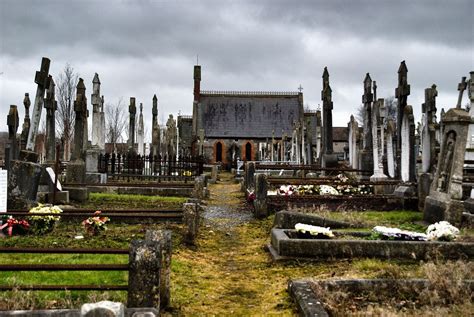 Graveyards as Reflective Landscapes: Decoding the Messages Behind Dreams of Exhuming Tombs