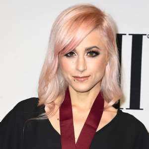 Height: Learn about Carah Faye Charnow's Height