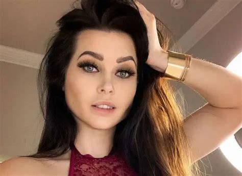 How Tall is Niece Waidhofer?