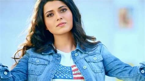 Insight on Nimrat Khaira's Physical Appearance and Measurements