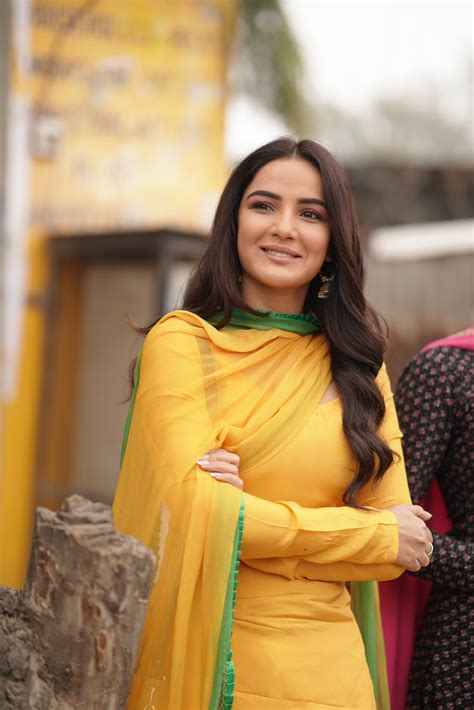 Jasmin Bhasin's Height