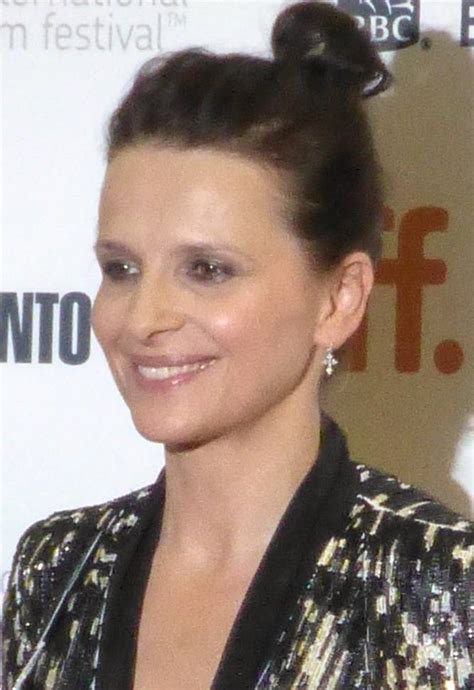 Juliette Binoche's Physique and Vertical Measurement