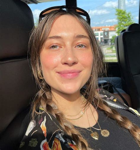 Living the Dream: Elsie Hewitt's Lifestyle