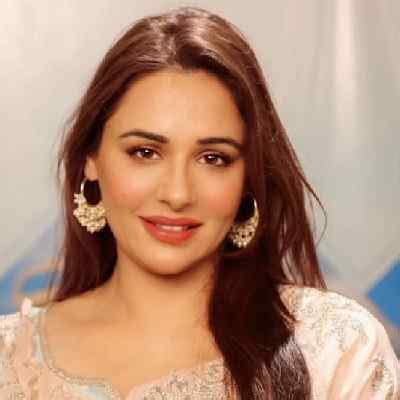 Mandy Takhar's Early Life and Career