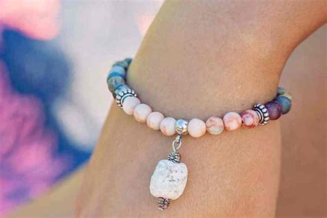 Meaning behind Bracelet Breaking: What Does it Indicate in Dreams?