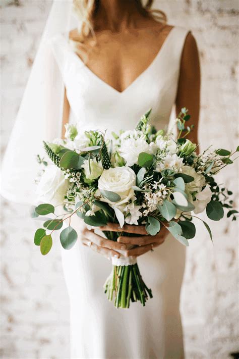 Minimalist and Chic Bouquets for a Simple and Elegant Wedding