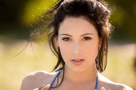 Noelle Easton's Personal Life and Relationships