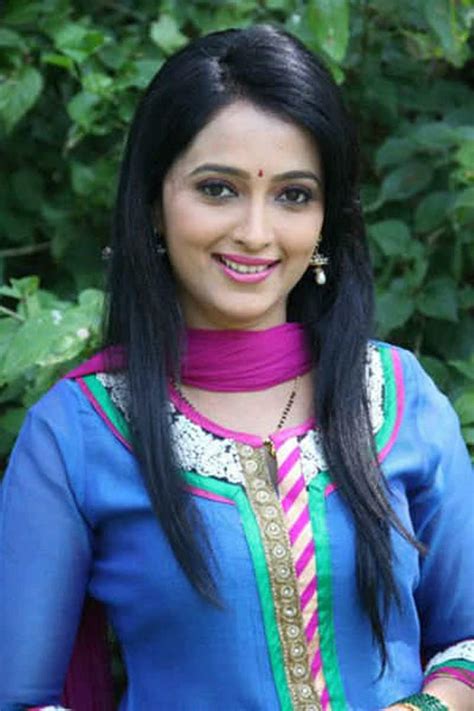 Rujuta Deshmukh Biography