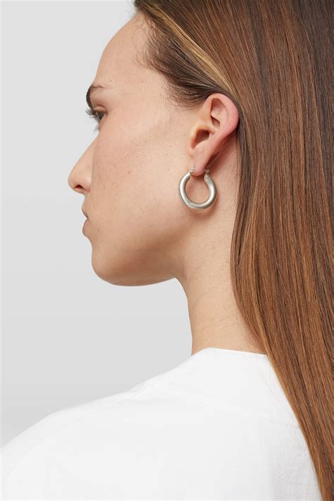 Simplicity is Key: Classic Earrings for Timeless Elegance