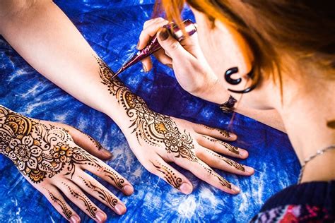 Step-by-Step Guide: Mastering the Art of Applying Henna for Exquisite Hand Designs