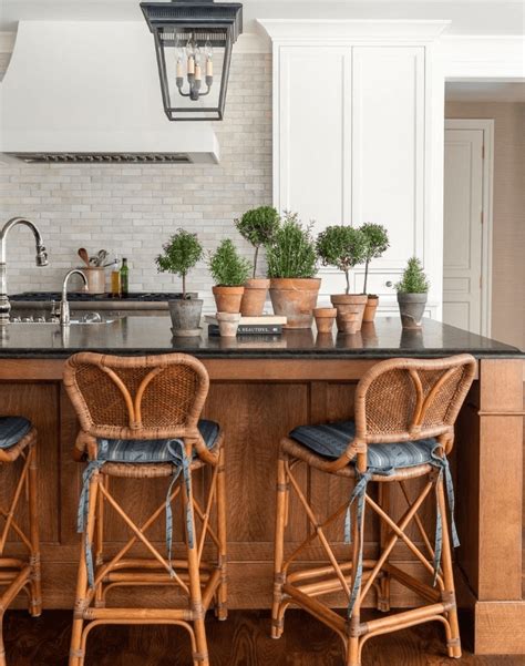 Striking the Right Balance: Choosing Bar Stools that Combine Functionality and Style