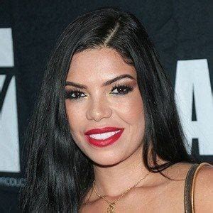 Suelyn Medeiros: Early Life and Childhood