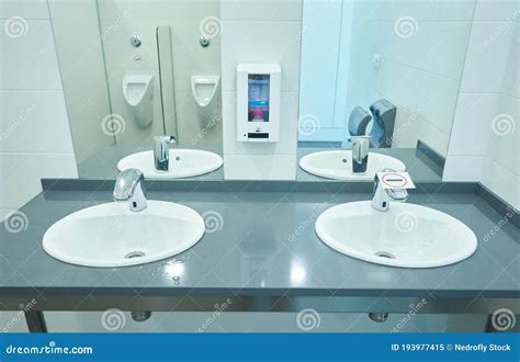 The Dynamics of Power and Social Implications Linked to Public Restrooms in Dreams