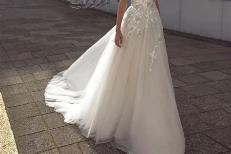 The Emotional Journey of Discovering the Ideal Bridal Gown and Managing Expectations