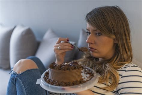 The Role of Stress and Emotional Distress in Food Consumption within Dreams